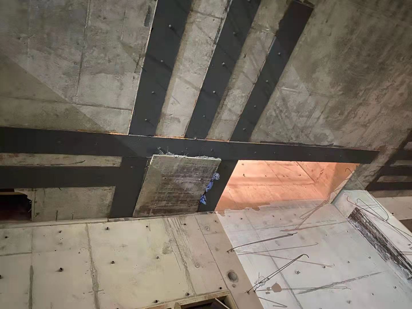 大连楼板开洞用粘钢加固还是碳纤维布加固